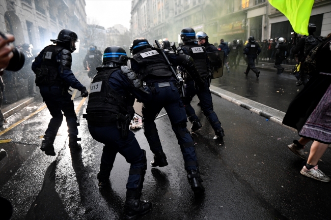 Fransa'da "emeklilik reformu"na karşı eylemde 16 kişi gözaltına alındı